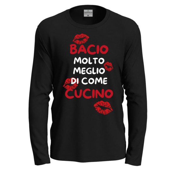 T-shirt a manica lunga con stampa DTF "Bacio meglio di come cucino", regalo fidanzati cuochi chef