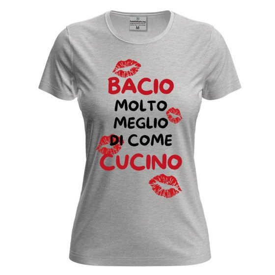 T-shirt classica donna a manica corta con stampa Bacio meglio di come cucino slim San Valentino chef cuoca