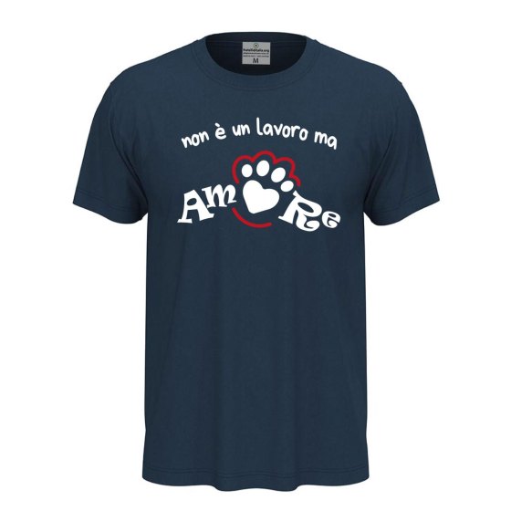 T-shirt classica a manica corta con stampa NON E' UN LAVORO MA AMORE toelettatori veterinari idea regalo